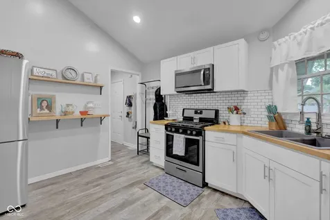 1957 Shiloh Drive Columbus IN 47203