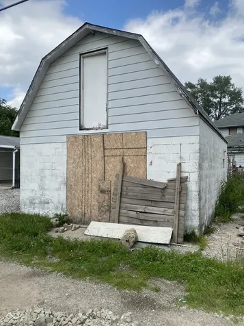 2042 E Adams Street Indianapolis IN 46218