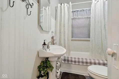 1819 Hst W 10th Street Anderson IN 46016