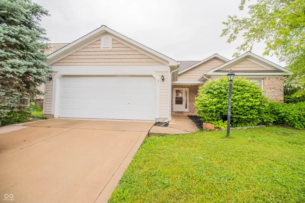 1527 Egret Lane Greenwood IN 46143