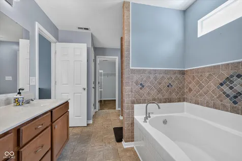 9041 N River Chase Lane Mccordsville IN 46055