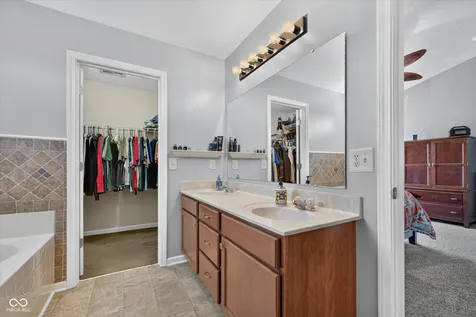 9041 N River Chase Lane Mccordsville IN 46055