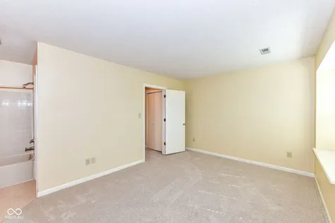 7238 Harbour Isle Indianapolis IN 46240