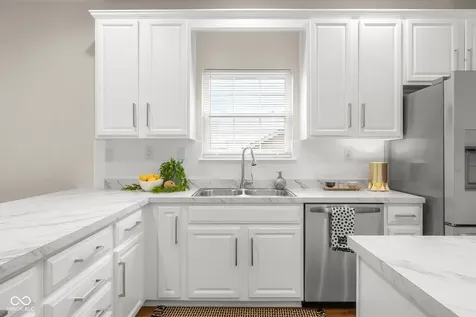 1911 St James Place Columbus IN 47201