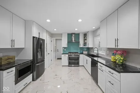 220 Governors Lane Zionsville IN 46077