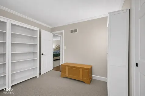 220 Governors Lane Zionsville IN 46077