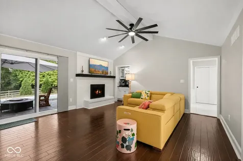 220 Governors Lane Zionsville IN 46077