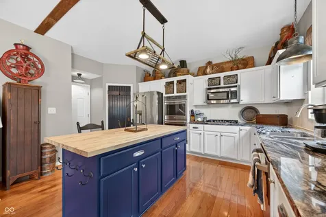 697 Lake Vista Drive Columbus IN 47201