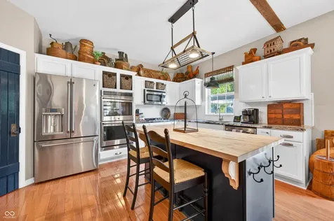 697 Lake Vista Drive Columbus IN 47201