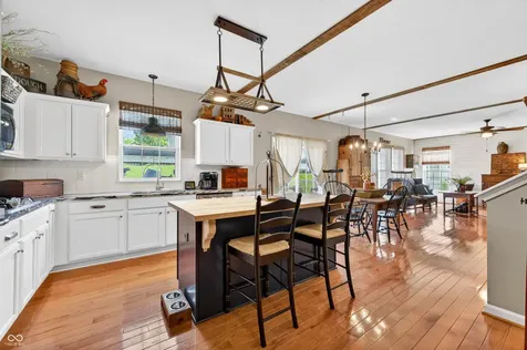 697 Lake Vista Drive Columbus IN 47201