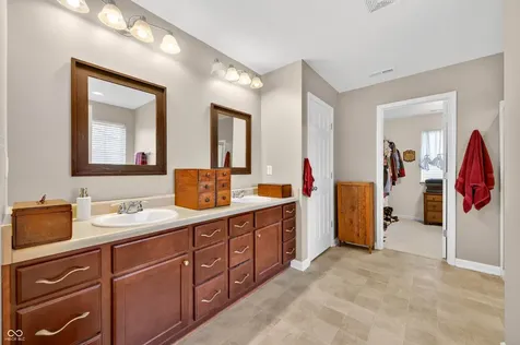 697 Lake Vista Drive Columbus IN 47201