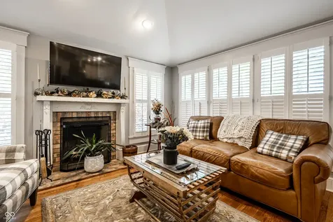 190 N Main Street Zionsville IN 46077