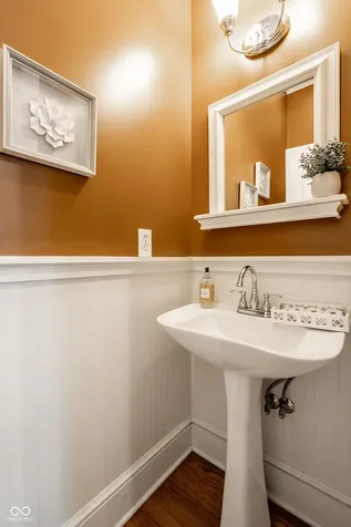 190 N Main Street Zionsville IN 46077
