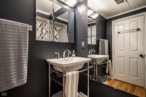 190 N Main Street Zionsville IN 46077