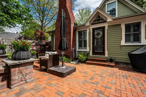 190 N Main Street Zionsville IN 46077