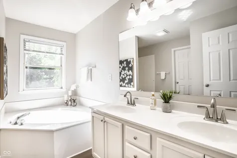 10887 Parrot Court Fishers IN 46037