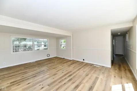 909 Independence Drive E Elwood IN 46036