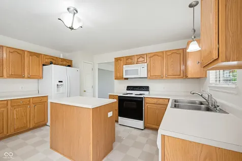 6511 Hyde Park Drive Zionsville IN 46077