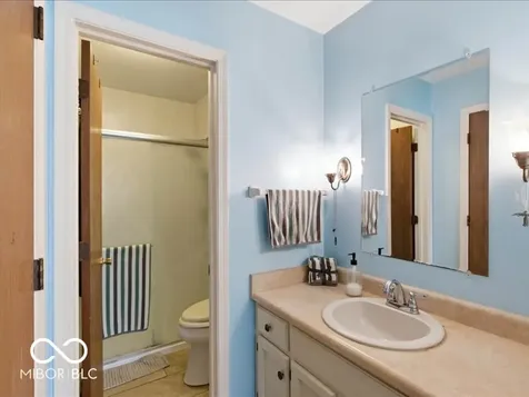 6725 Lakeknoll Drive Indianapolis IN 46220