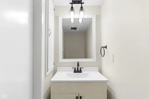 8104 Bromley Place Indianapolis IN 46219