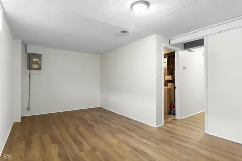 8104 Bromley Place Indianapolis IN 46219