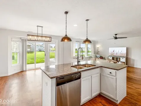 5571 W Woodhaven Drive Mccordsville IN 46055