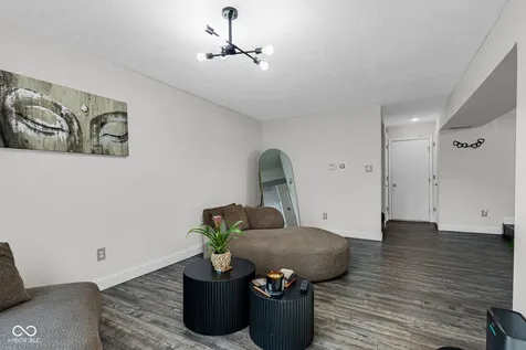 8001 Valley Farms Lane Indianapolis IN 46214
