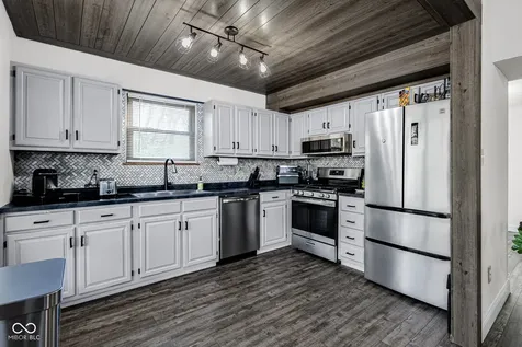 8001 Valley Farms Lane Indianapolis IN 46214