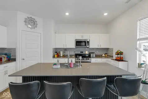 7423 Manor Lake Lane Indianapolis IN 46268