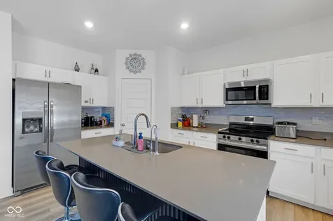 7423 Manor Lake Lane Indianapolis IN 46268
