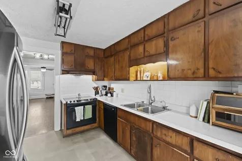 5861 N 75 W Whiteland IN 46184