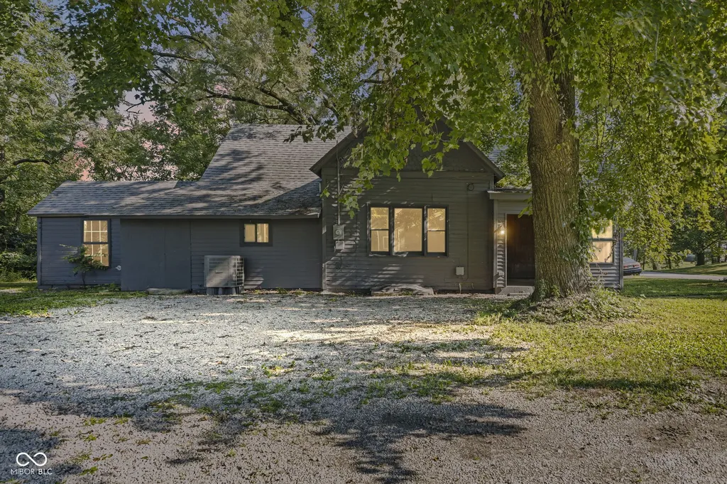 9577 N Crawford Street Knightsville IN 47857