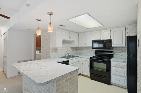 1602 Queensbridge Square Indianapolis IN 46219