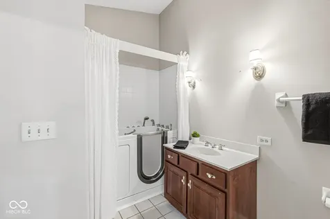 7869 Clearwater Parkway Indianapolis IN 46240