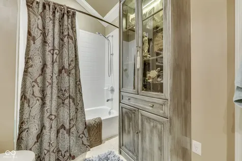7386 Lake Lakota Place Indianapolis IN 46217