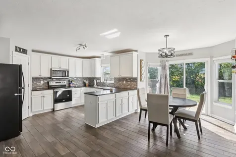 5827 W Deerview Bend Mccordsville IN 46055