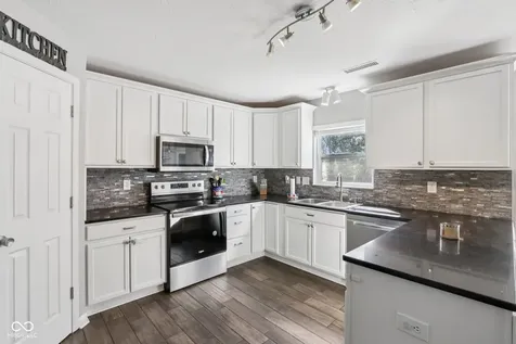 5827 W Deerview Bend Mccordsville IN 46055