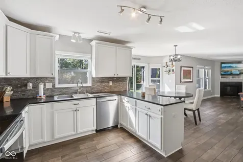 5827 W Deerview Bend Mccordsville IN 46055