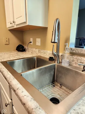 8720 Yardley Court Indianapolis IN 46268