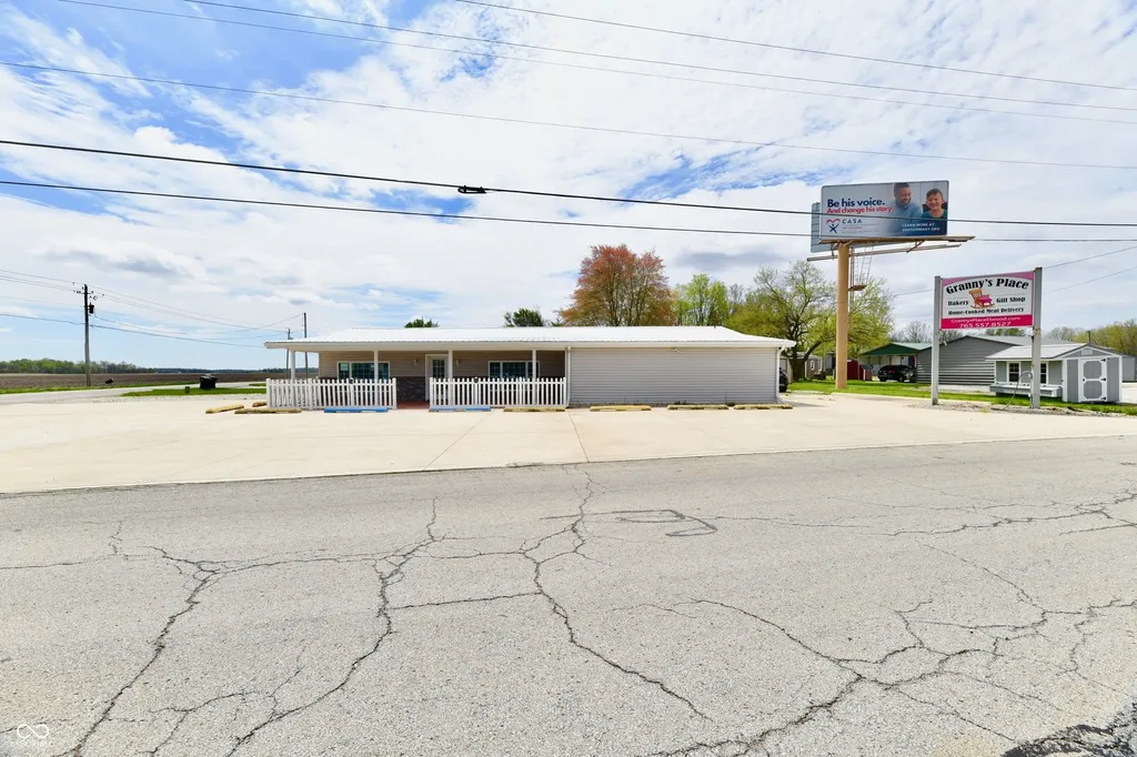 9033 W 1000 N Elwood IN 46036