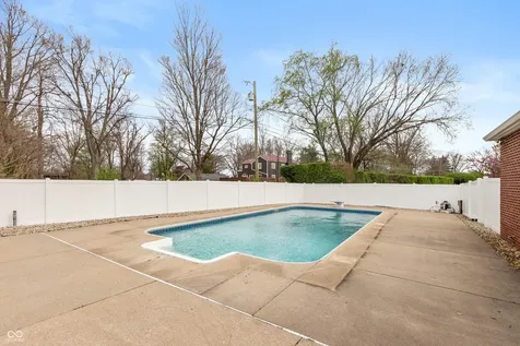 660 East Drive Seymour IN 47274