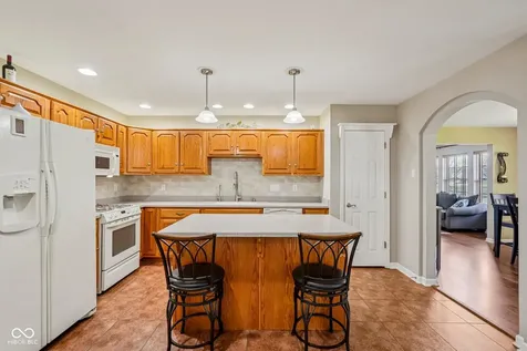 933 Amesbury Court Indianapolis IN 46217