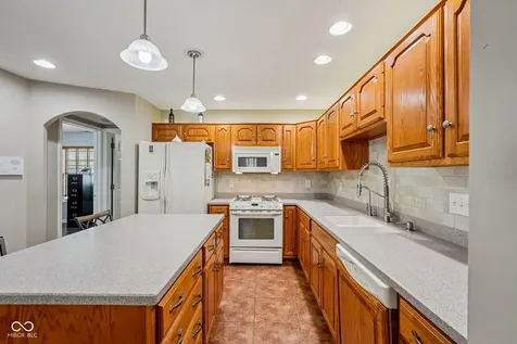 933 Amesbury Court Indianapolis IN 46217