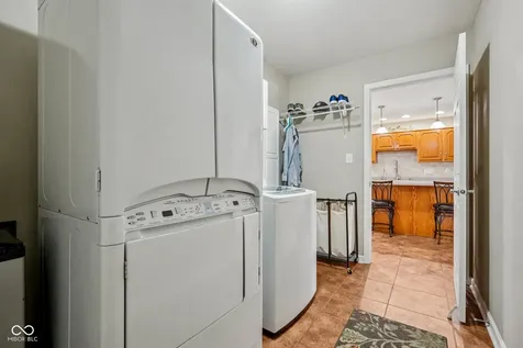 933 Amesbury Court Indianapolis IN 46217
