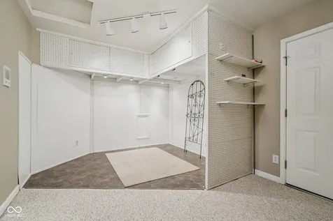933 Amesbury Court Indianapolis IN 46217