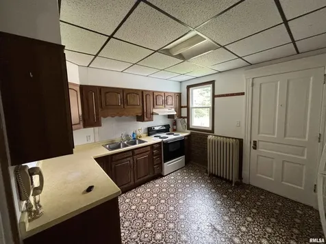 802 4TH Street W Sterling IL 61081