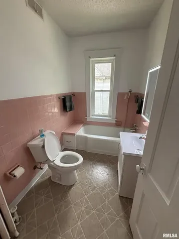802 4TH Street W Sterling IL 61081