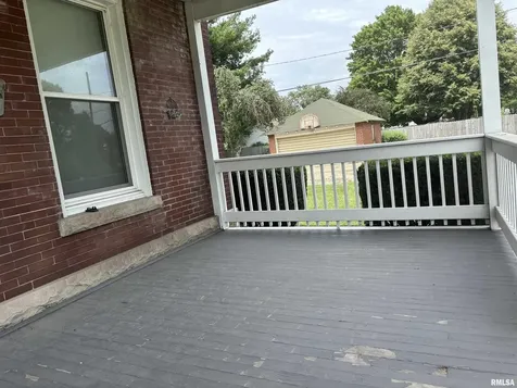 802 4TH Street W Sterling IL 61081