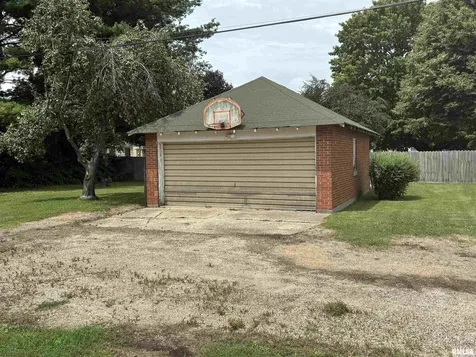 802 4TH Street W Sterling IL 61081