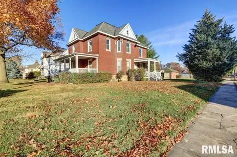 802 4TH Street W Sterling IL 61081